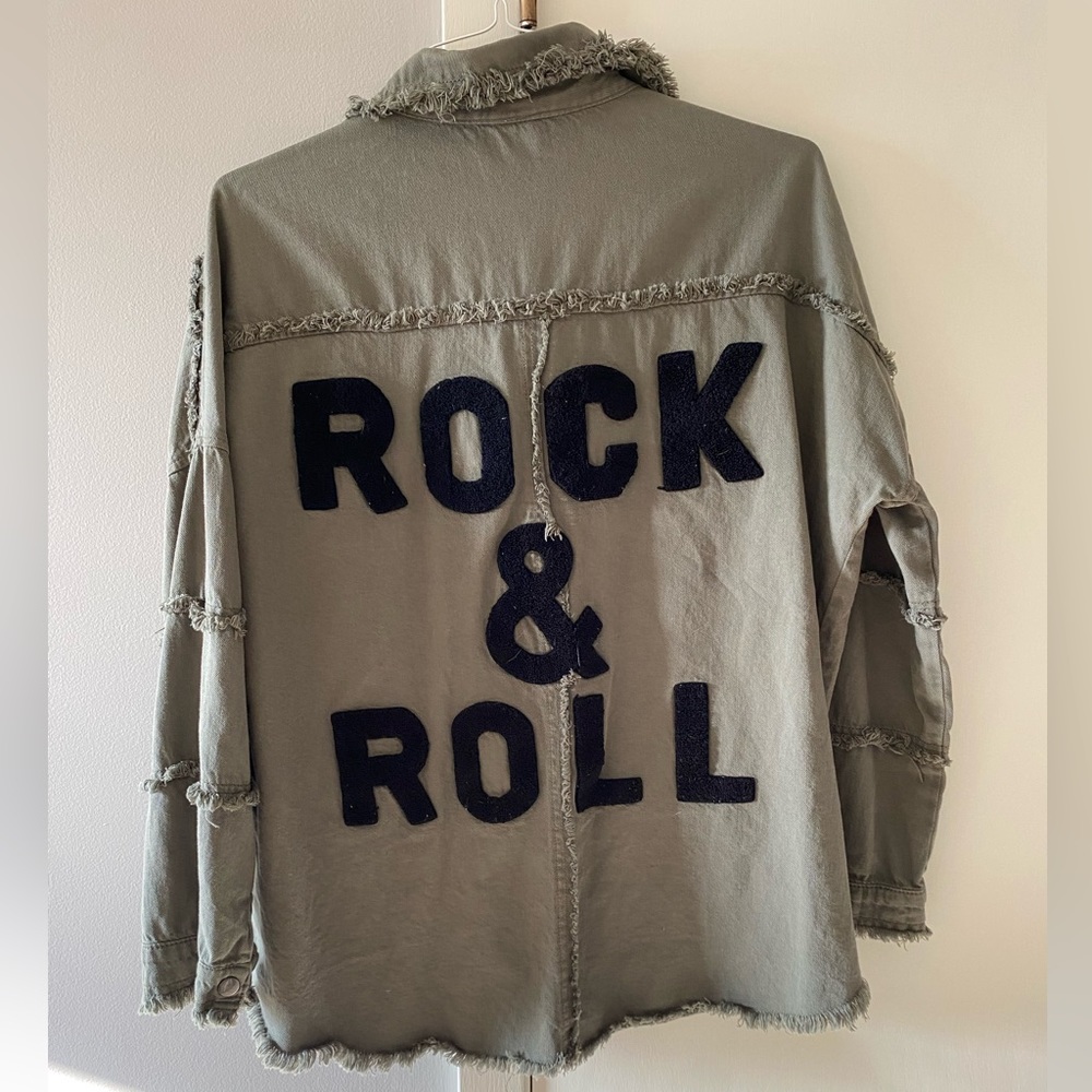 Oversized “Rock & Roll” button down szS army green